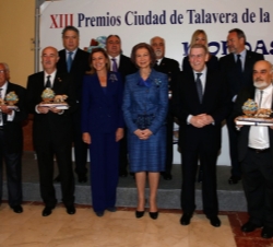 Fotografía de grupo de Su Majestad la Reina con las autoruidades asistentes al acto y los galardonados
